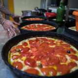 Alcune le condisce con i classici pomodori...